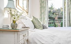 A Superb Bijou Retreat With Jacuzzi Near An Excellent Village Pub